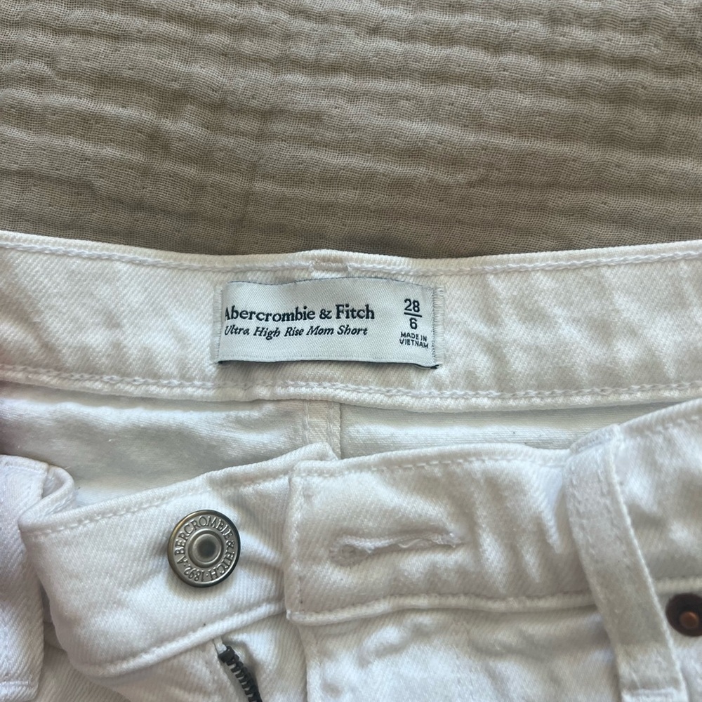 Abercrombie & Fitch White high rise mom Jean Shorts - Picture 3 of 4